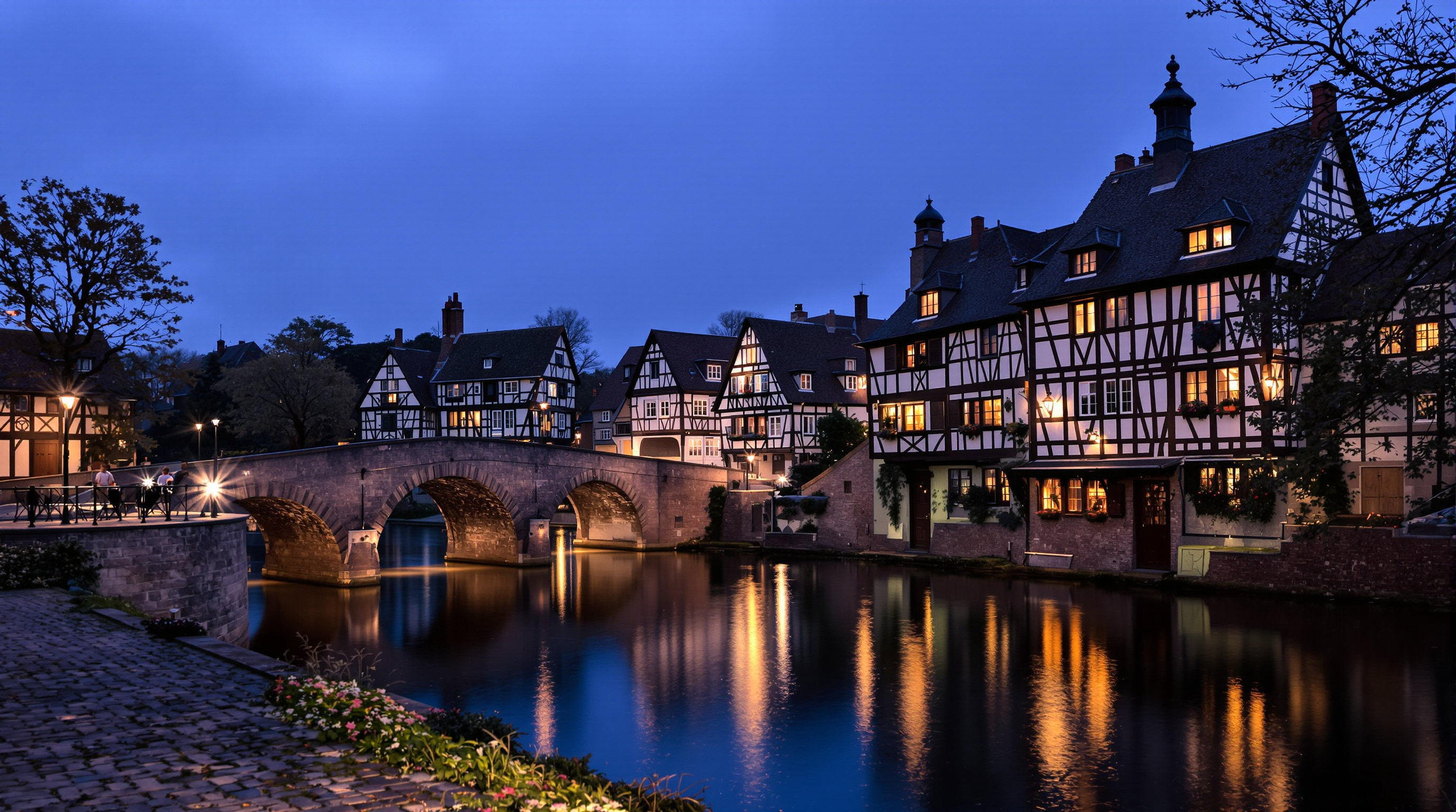 Fachwerkhäuser am Kocherufer in der Altstadt von Schwäbisch Hall am Abend